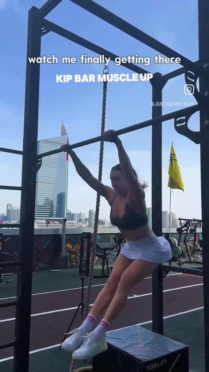 Jane in Bar Muscle Up Progression: From Resistance Band to No Band